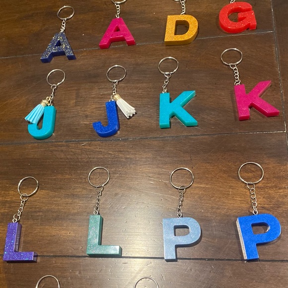 Resin keychain letters - Picture 1 of 3